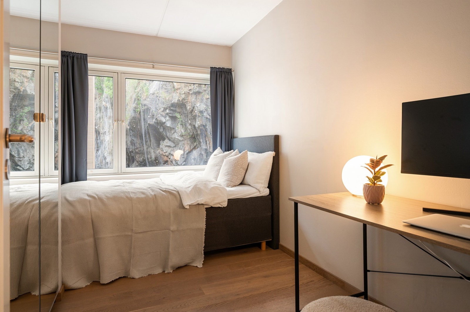 Det andre soverommet har god plass til seng og skrivebord. Galleribilde