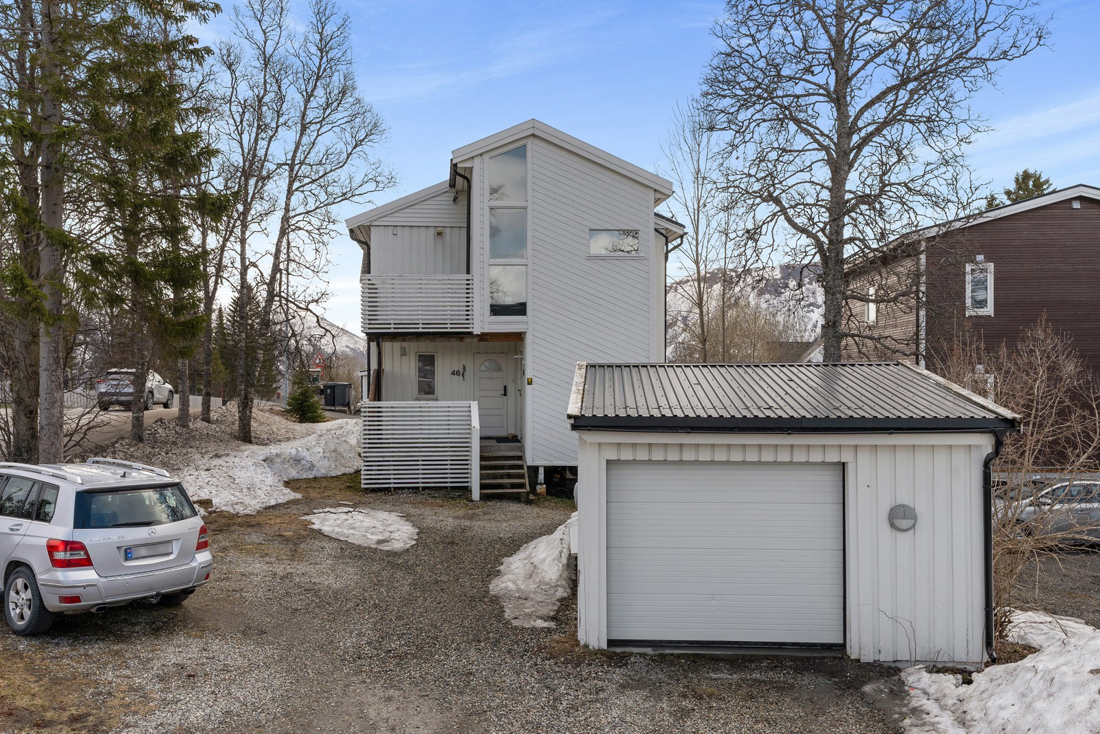 Horisontaldelt tomannsbolig over 2 etasjer. Boligen har 2 seksjoner.