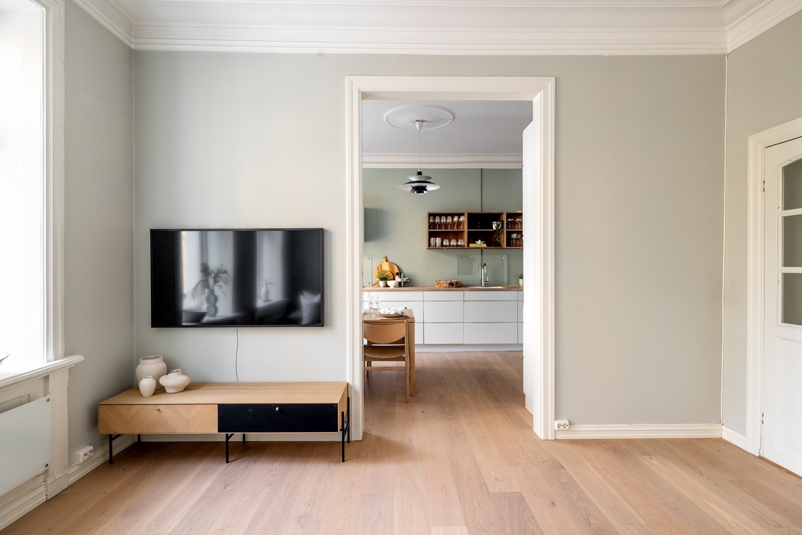 Stuen har god plass til flere soner med både sofagruppe og mediemøblement Galleribilde