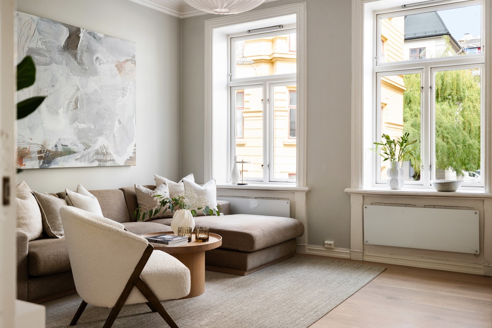 Store vindusflater fyller rommet med naturlig lys Galleribilde