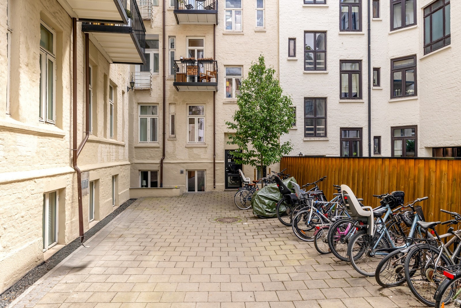 Felles bakgård med sykkelparkering Galleribilde