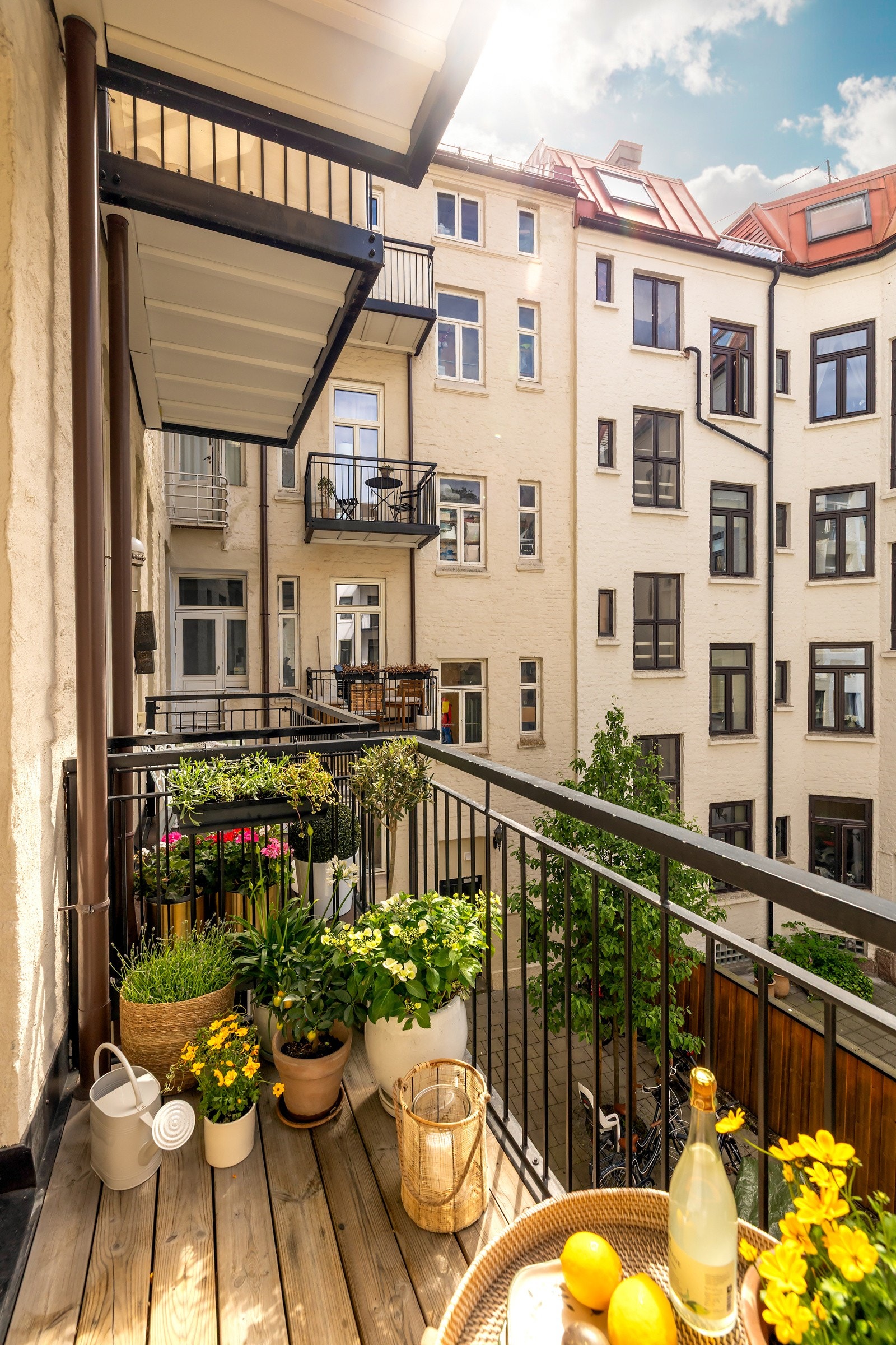 Balkongen er overbygget og vender inn mot bakgård, noe som gjør det lunt og godt på kvelden Galleribilde