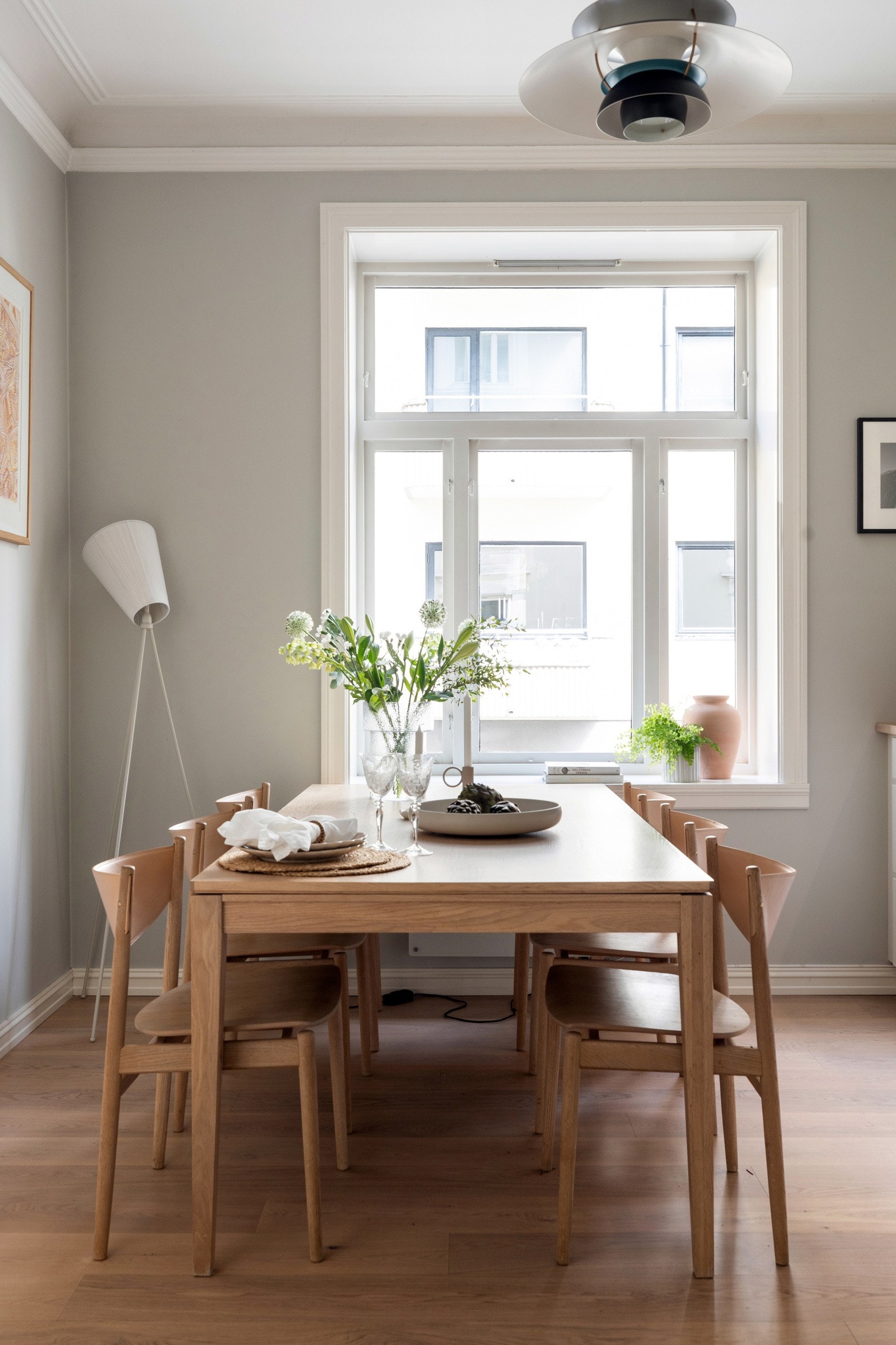 Kjøkkenet har god plass til langbord for sosiale sammenkomster Galleribilde