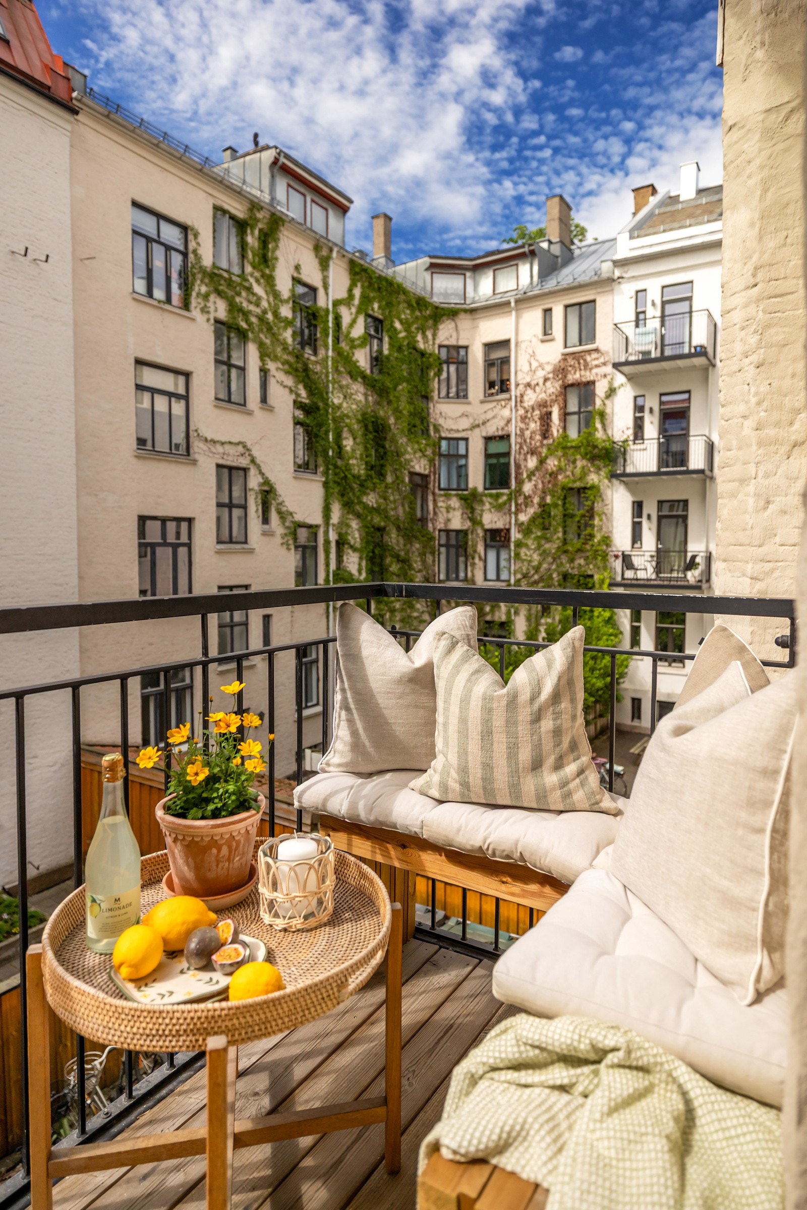 Her er det god plass til sittegruppe eller frokostbord Galleribilde
