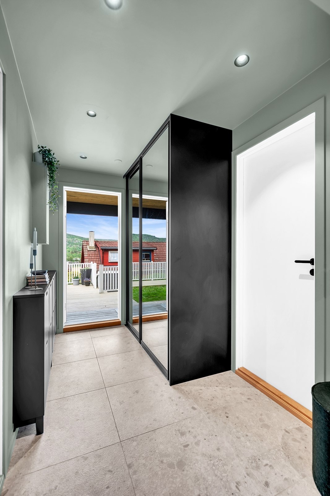 Entreen har også plass til en stor skyvedørsgarderobe med mye oppbevaringsplass. Galleribilde