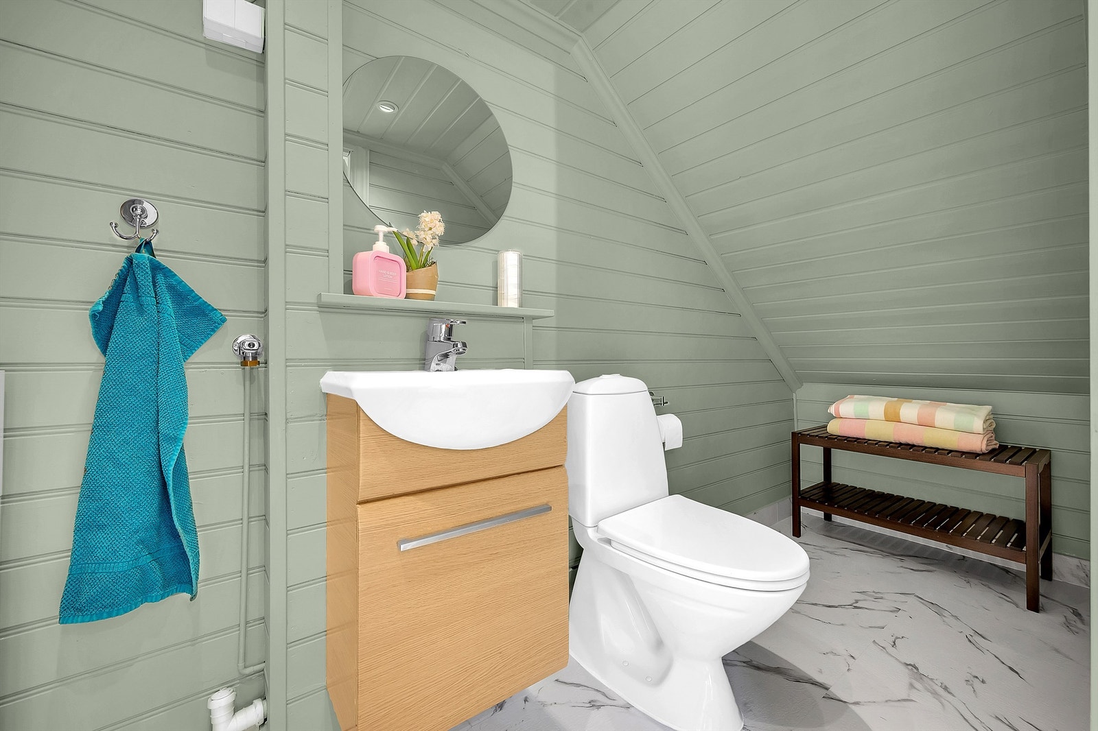 Toalettrommet har gulv med laminatplater og panel på vegger og himling. Galleribilde