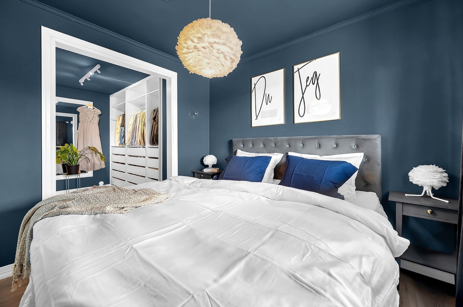 God plass til dobbeltseng med tilhørende nattbord. Galleribilde