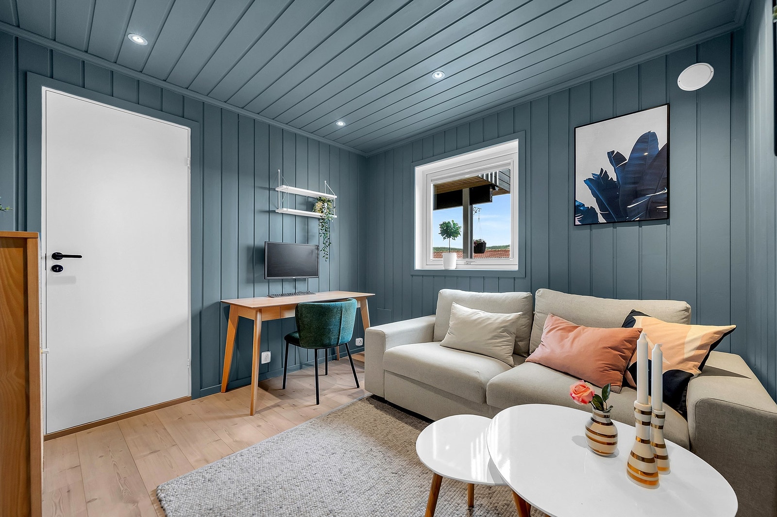 Rommet er av god størrelse og det er plass til både garderobeskap og stor seng om det skal brukes som soverom. Galleribilde