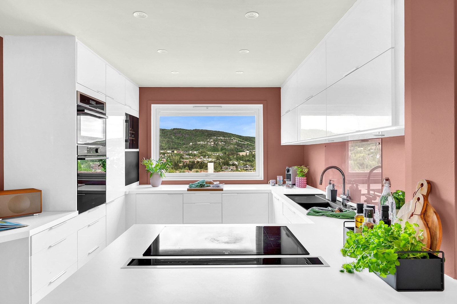 Kjøkkenet har integrert stekeovn, platetopp, oppvaskmaskin, vinskap, mikrobølgeovn, kjøleskap med fryser samt ventilator innebygd i innredning/platetopp. Galleribilde