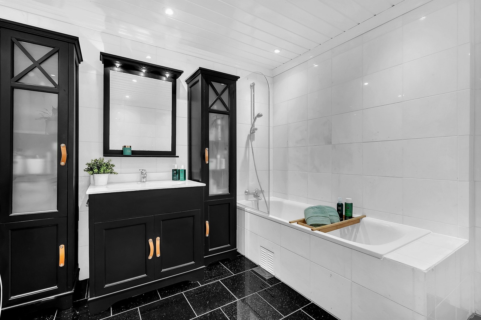 Pent flislagt bad fra 2010 med gulvvarme og mekanisk avtrekk med ventil i himling. Galleribilde