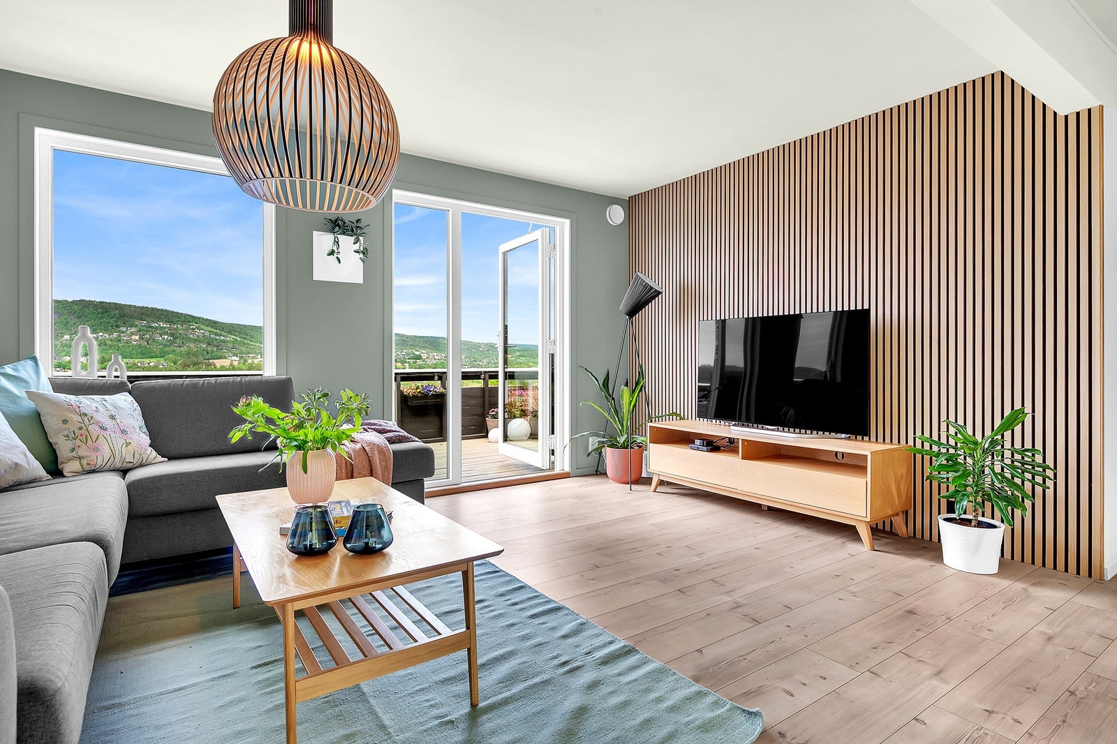 Lys og åpen stue med utgang til veranda. Galleribilde