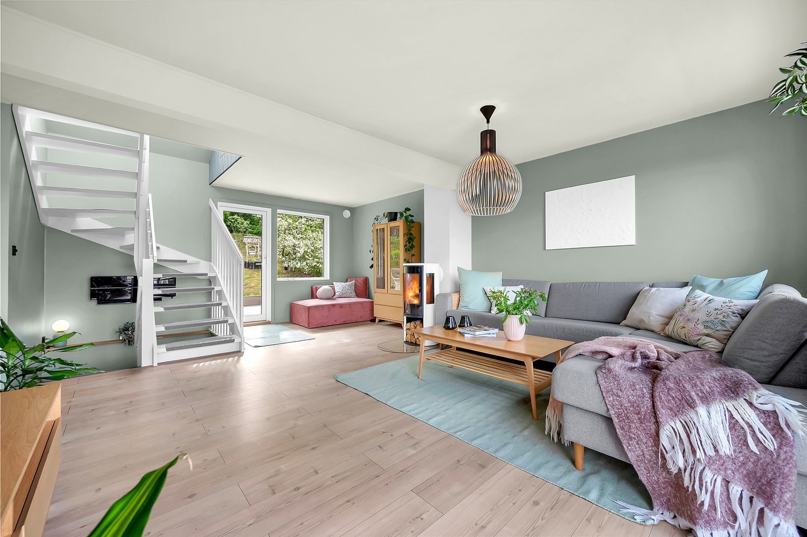 Direkte utgang til den østvendte terrassen fra stuen. Galleribilde