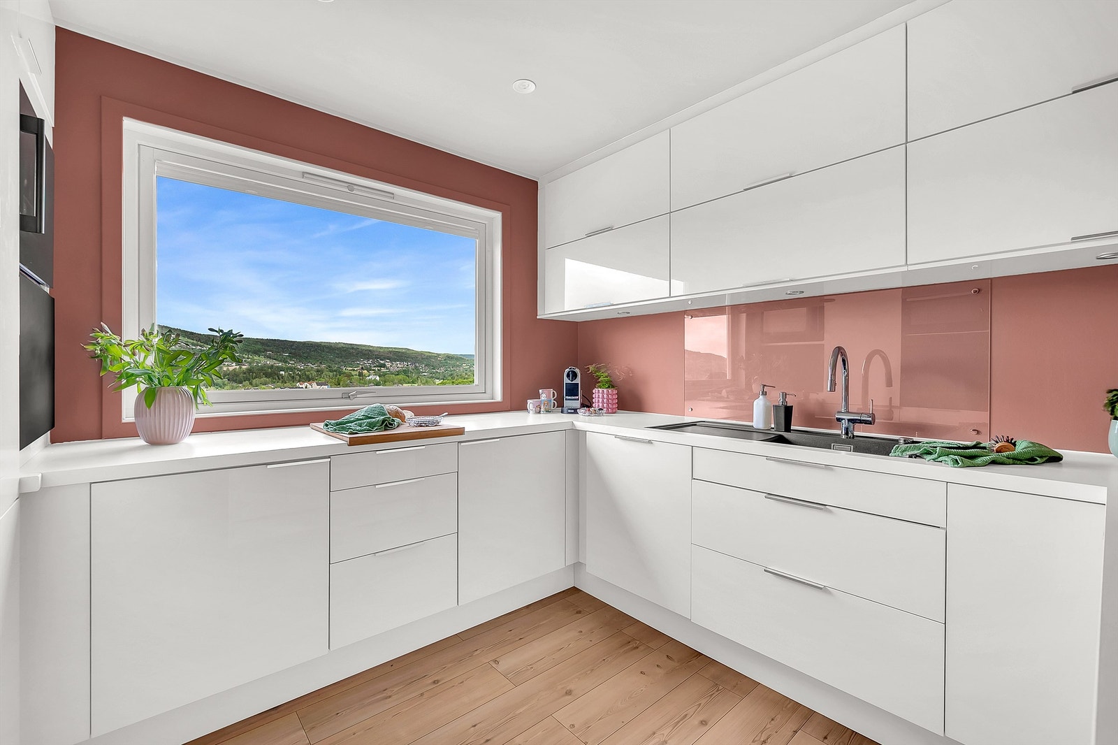 Kjøkken fra Epoq med integrerte hvitevarer. Galleribilde