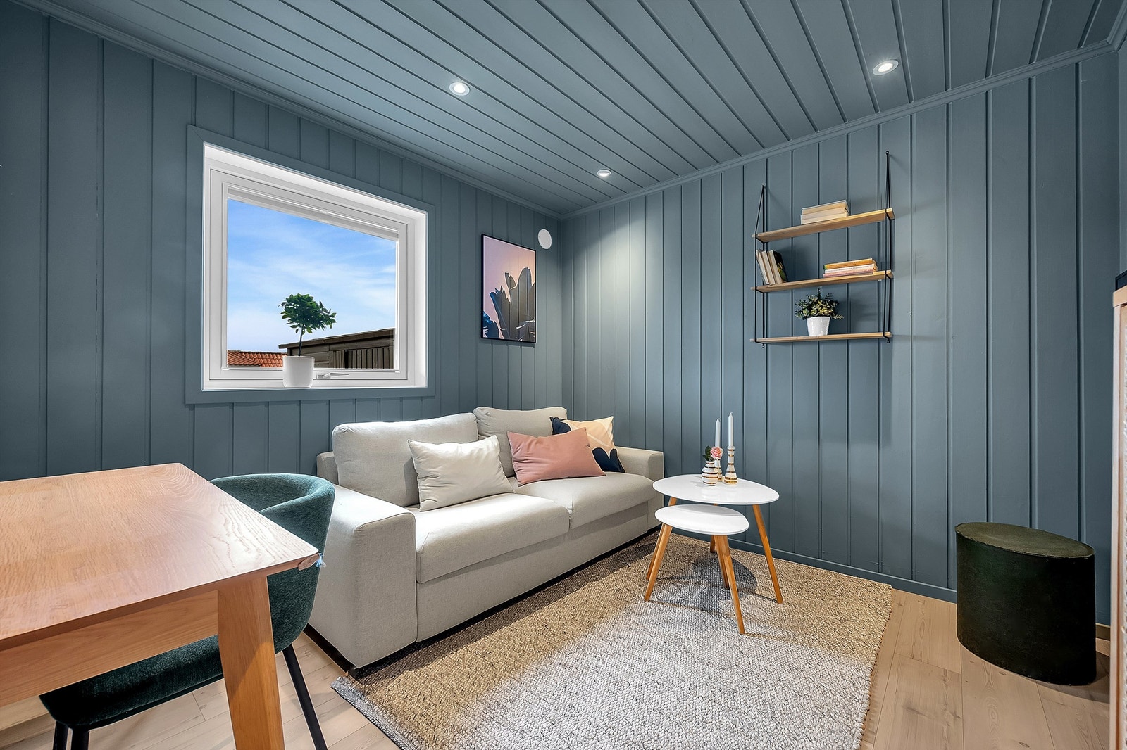 Det ene soverommet i underetasjen benyttes i dag som gjesterom/tv-stue. Galleribilde