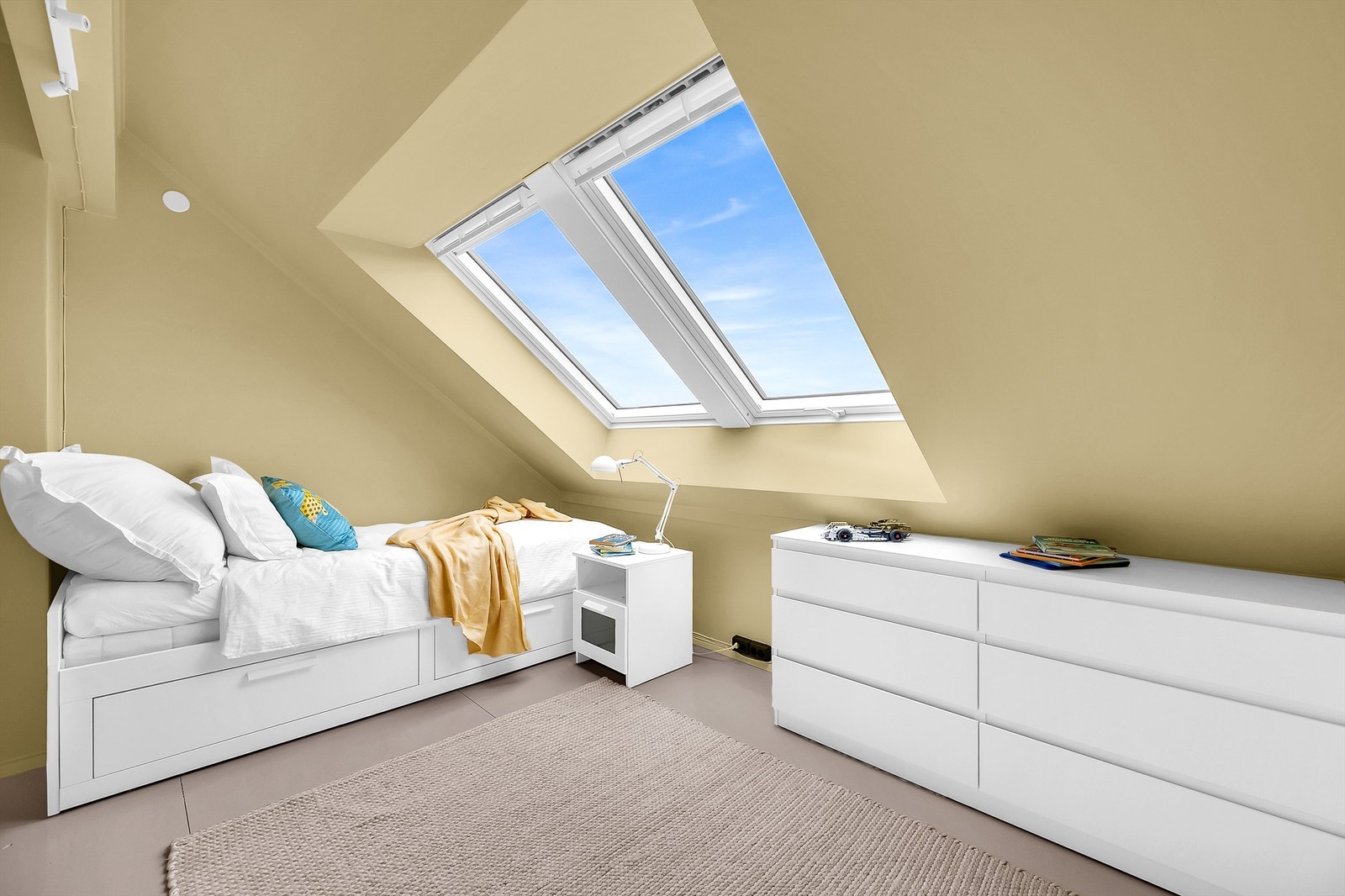 Soverommet har plass til seng, garderobeskap og skrivepult. Galleribilde