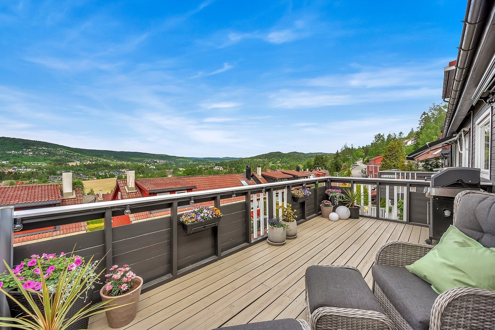 Vestvendt veranda på ca. 14kvm med en flott utsikt. Galleribilde