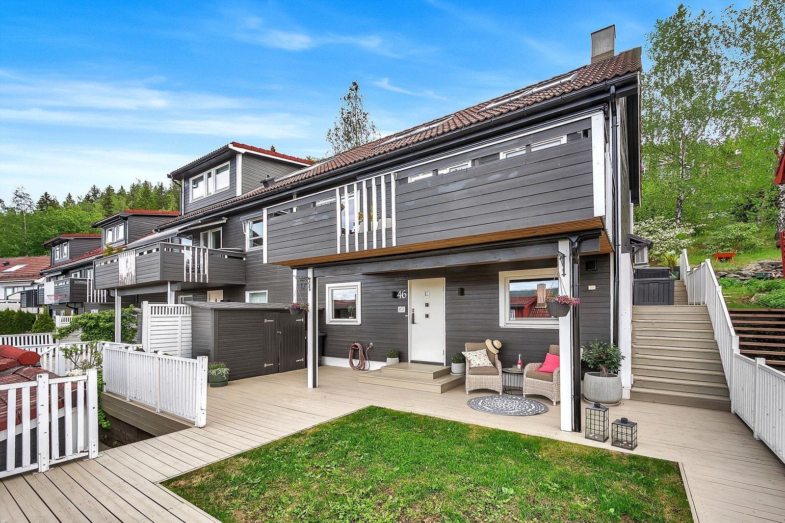 Ved inngangspartiet er det vestvendt terrasse på hele 52 m2 med flotte solforhold. Galleribilde