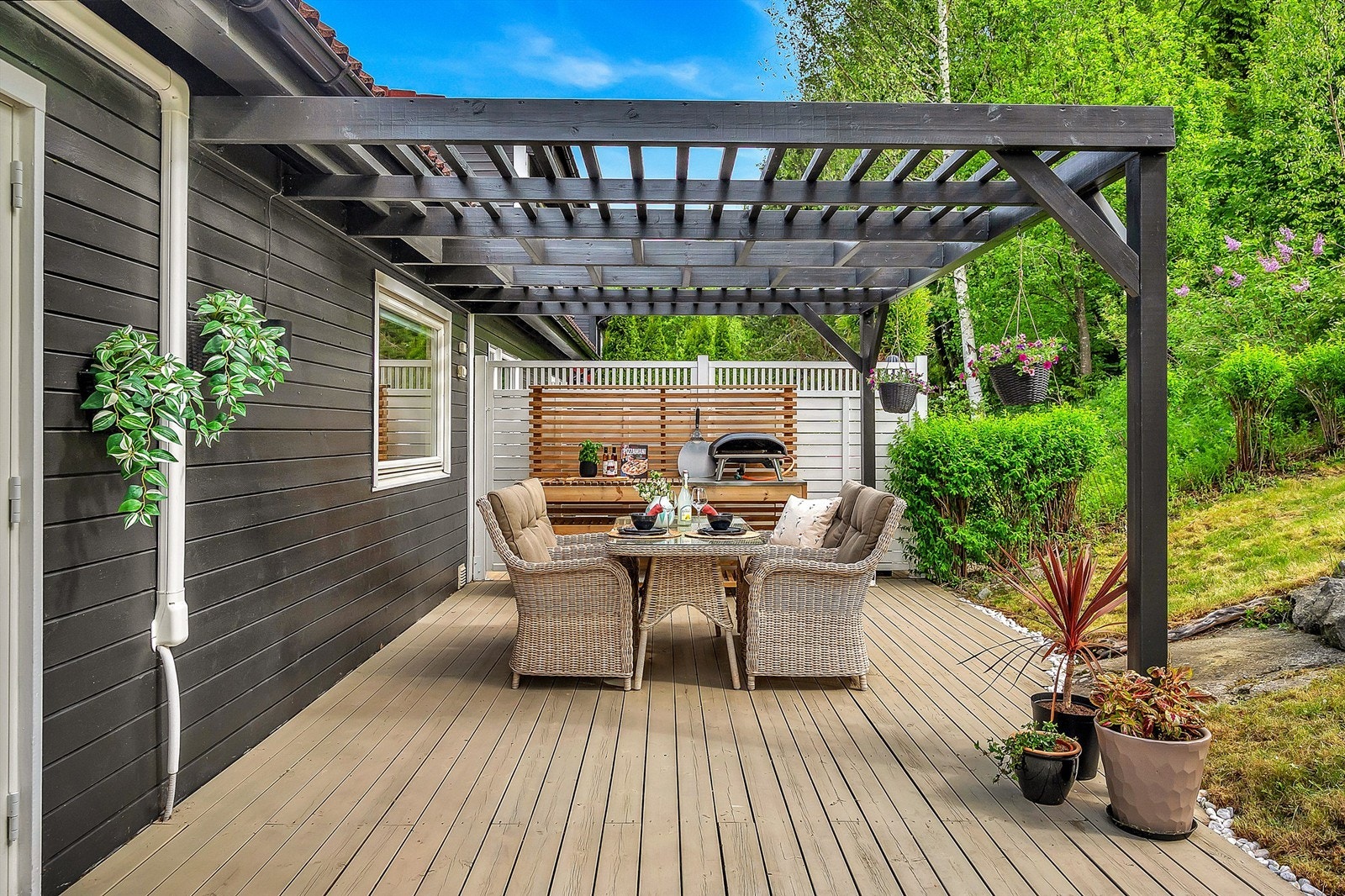 Østvendt terrasse på ca. 31 kvm med god plass til spisegruppe og utekjøkken. Galleribilde