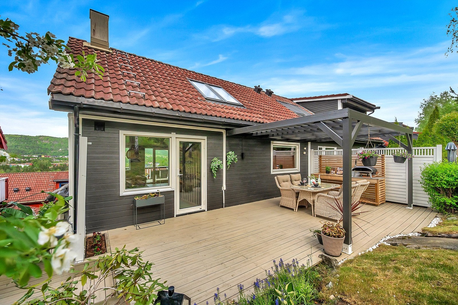 Stor terrasse med Pergola og utekjøkken. Galleribilde