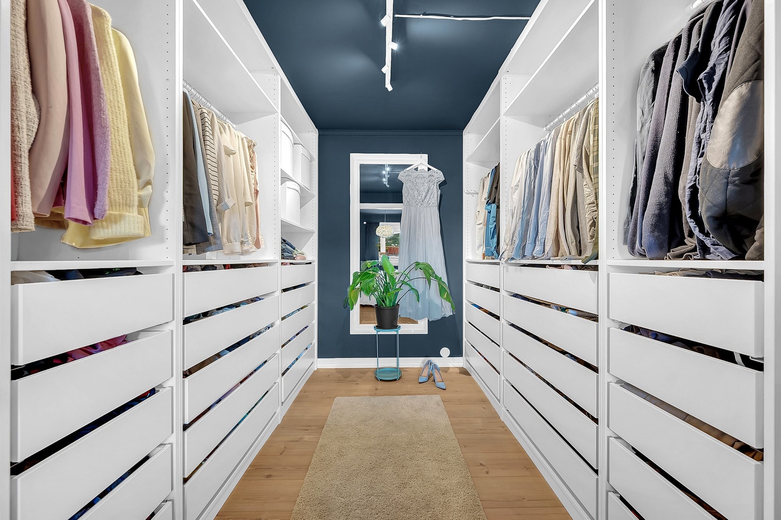 Stort walk in closet med mye oppbevaringsplass. Walk in closet er i henhold til byggetegningene en bod og er ikke godkjent som varig oppholdsrom. Galleribilde