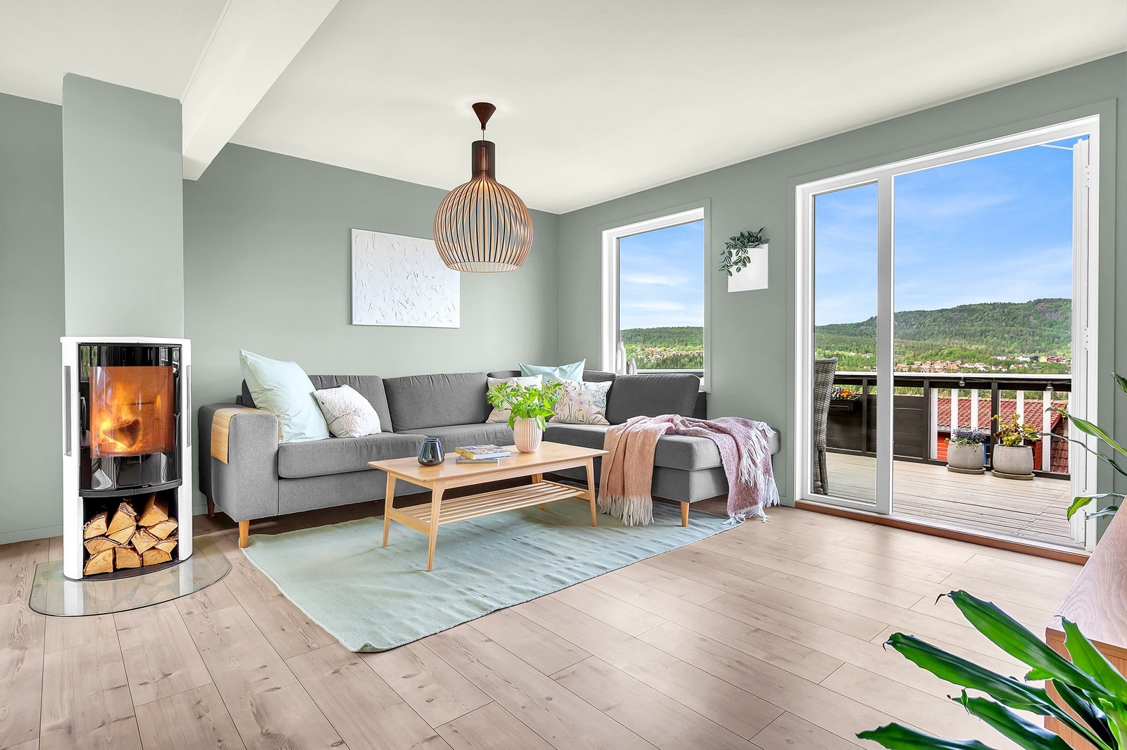 Store vindusflater som slipper inn mye naturlig lys. Galleribilde