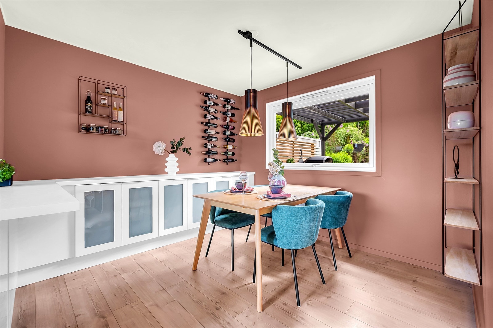 God plass til stort spisebord. Galleribilde