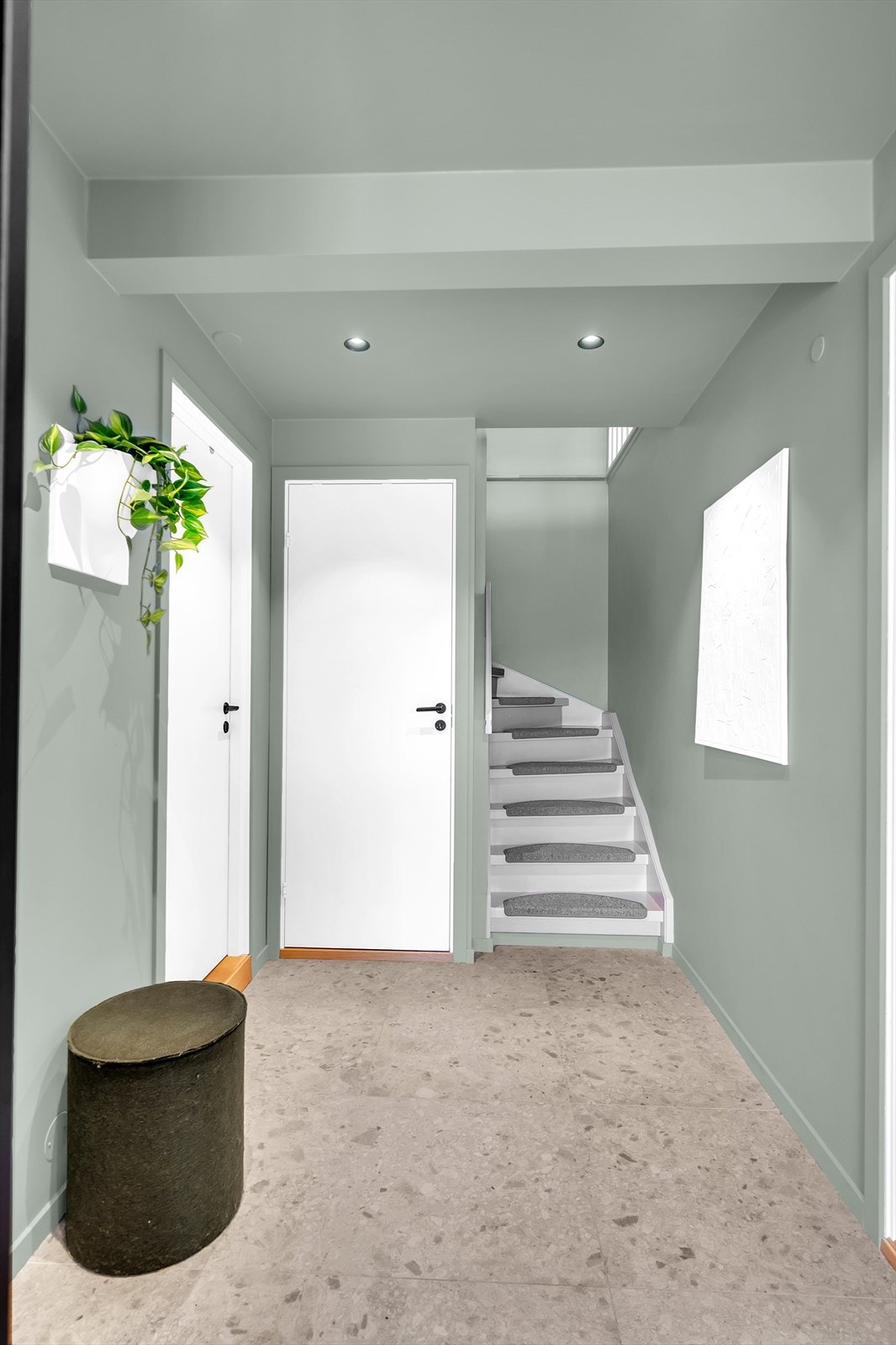 Innbydende entré med med god plass til å henge fra seg både yttertøy og skotøy. Praktisk liten bod i enden av gangen. Galleribilde