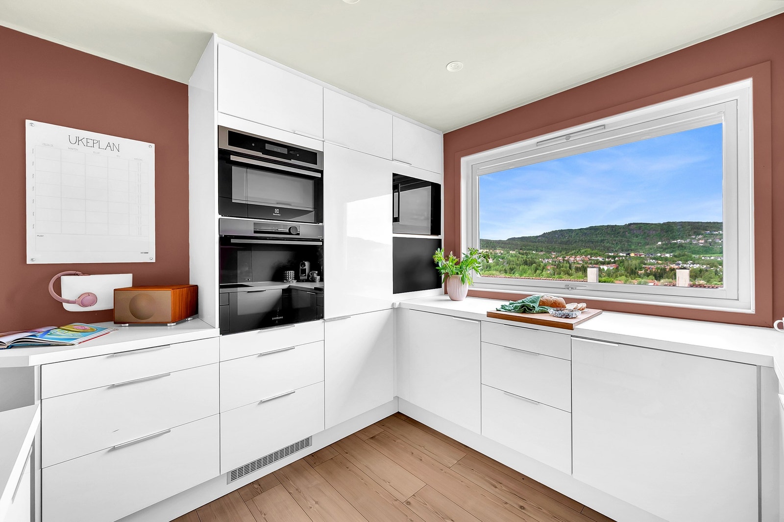 Godt med benkeplass og stort vindu med nydelig utsyn. Galleribilde