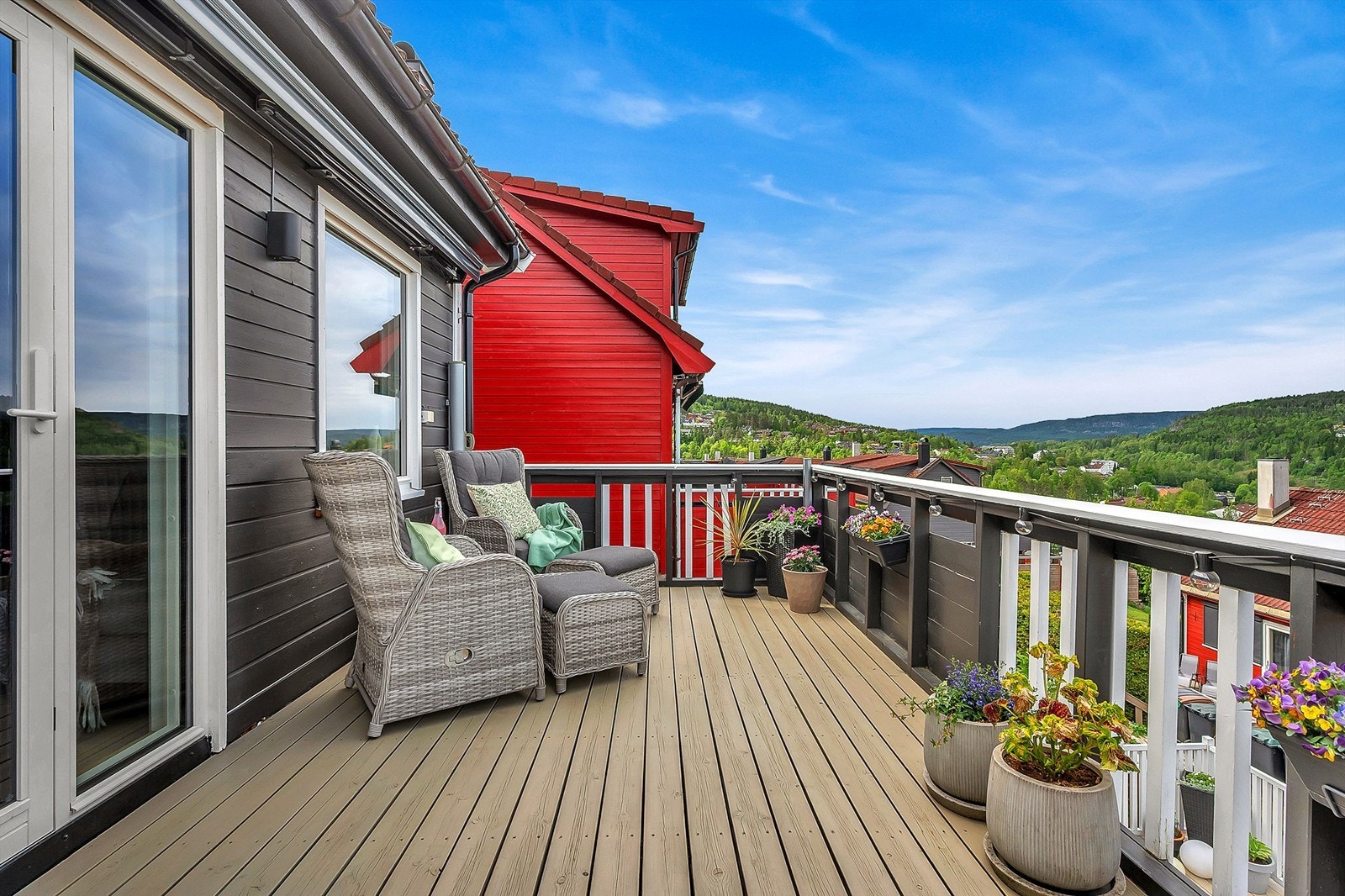 Vestvendt veranda med utgang fra stuen. Galleribilde