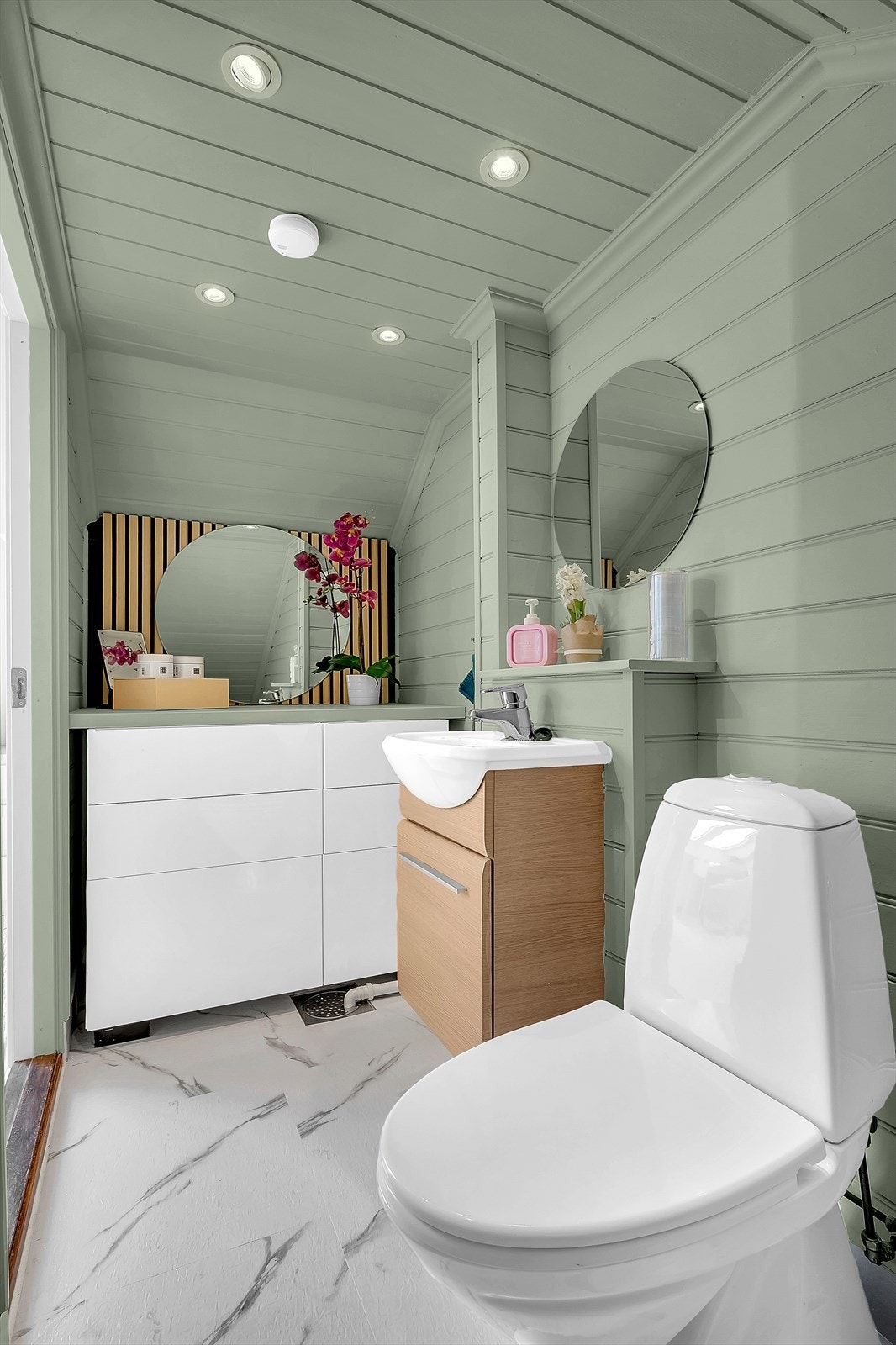 Det er vegghengt servantinnredning med skuffer og ovenpåliggende servant med ett-greps armatur. Galleribilde