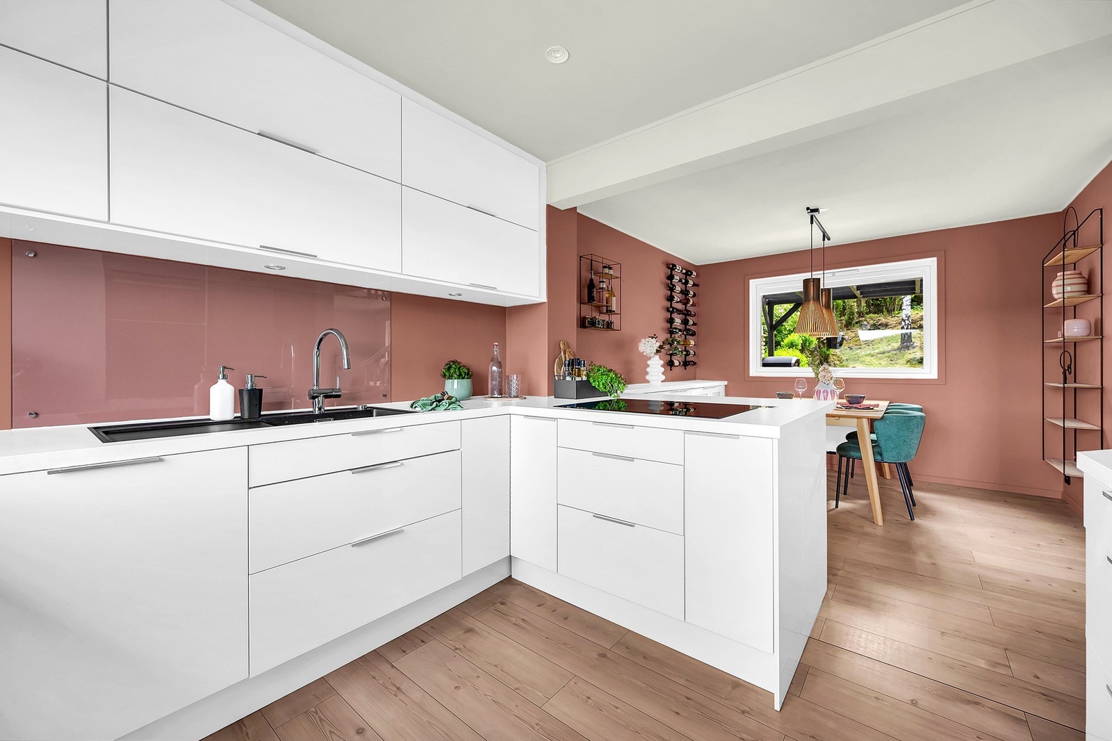 Kjøkkenet er innredet med glatte fronter, benkeplate av laminat og nedfelt oppvaskkum med ett-greps kjøkkenarmatur. Galleribilde