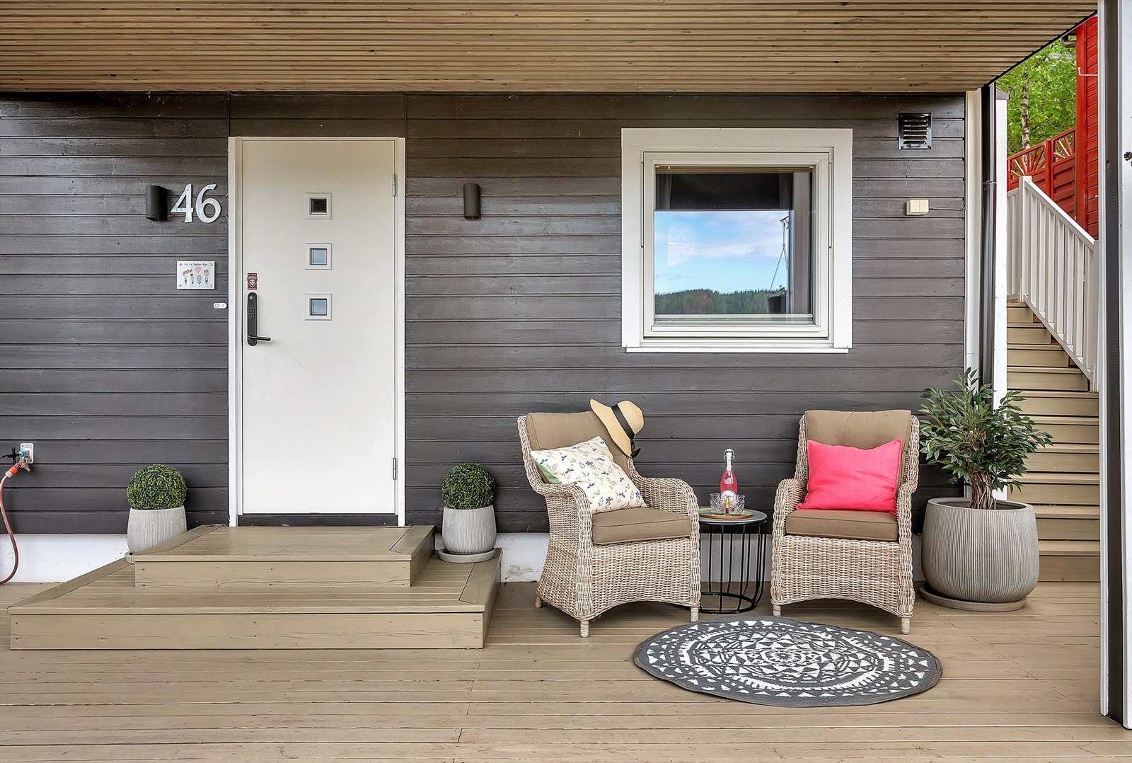 Hyggelig sitteplass ved inngangsparti. Galleribilde