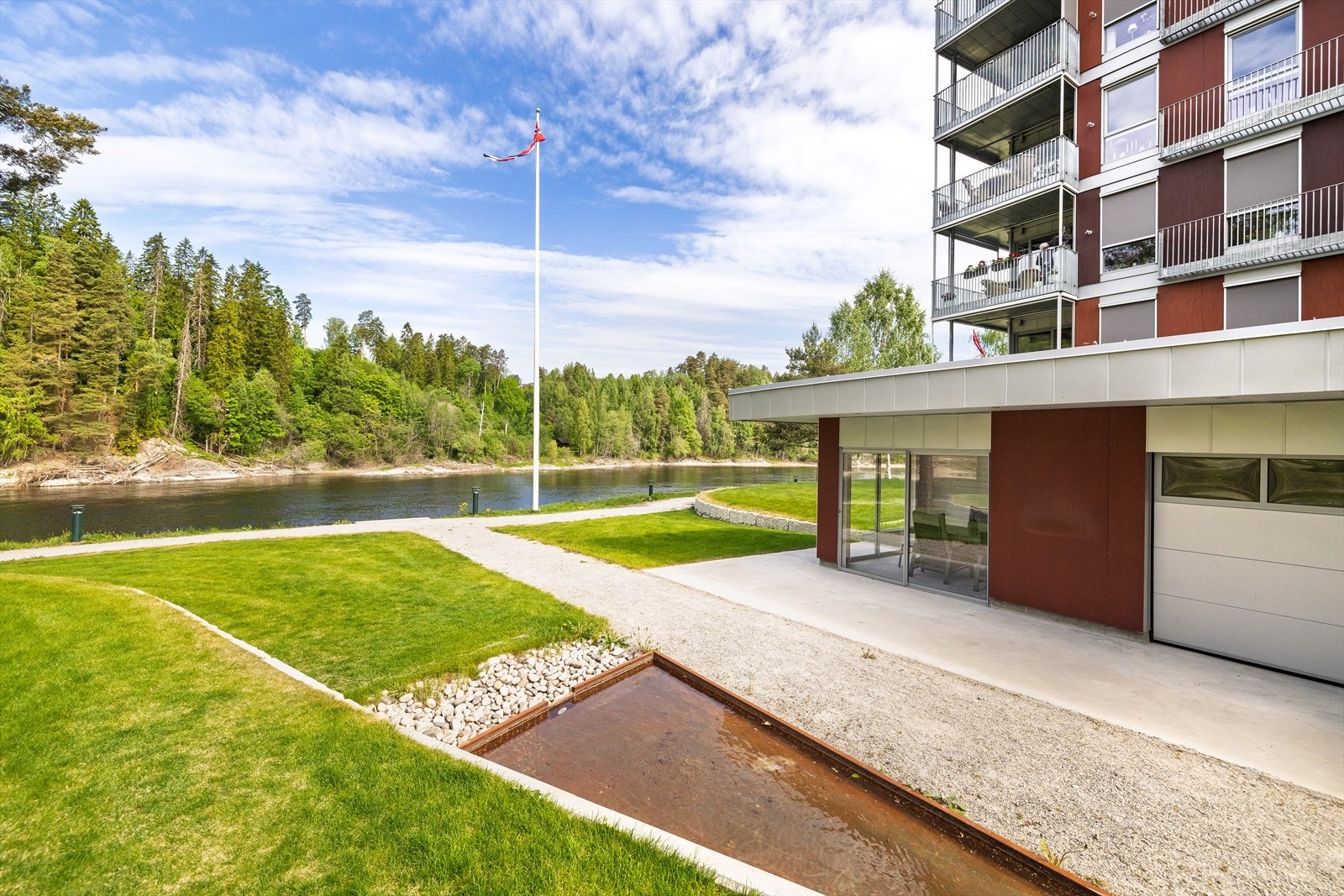 Hyggelig "badehus" på fellesarealet med sittegruppe som man kan bruke for sosiale sammenkomster Galleribilde