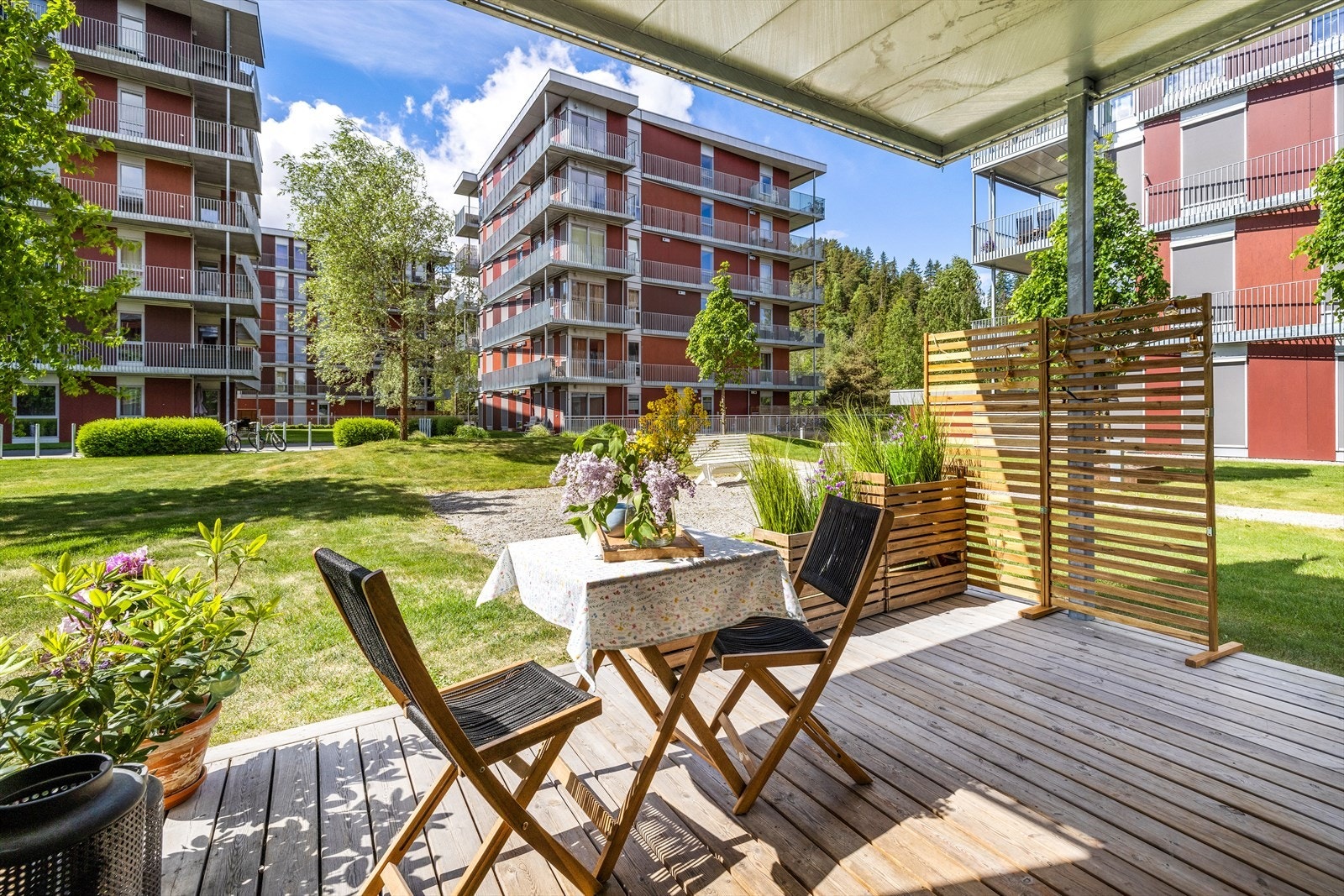 Skjermet, vestvendt terrasse hvor man kan nyte sene sommerkvelder Galleribilde