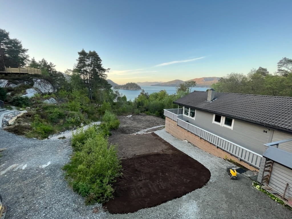 Nylige oppgraderinger på tomten med bla. nye drensrør. Det er sådd plenfrø. Galleribilde