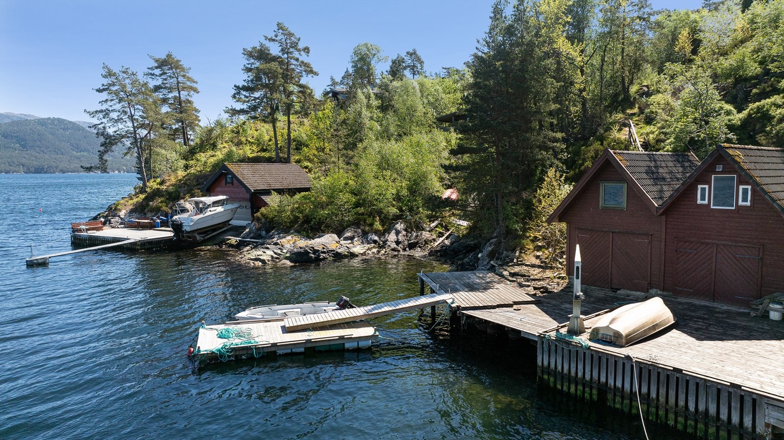 Naust med kai og uteligger Galleribilde