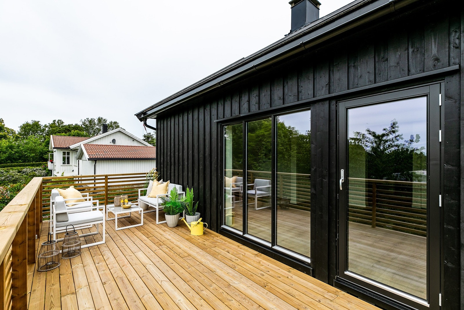 Sydvendt og usjenert veranda på 25 kvm. Foto: Børge Oppegård. Galleribilde