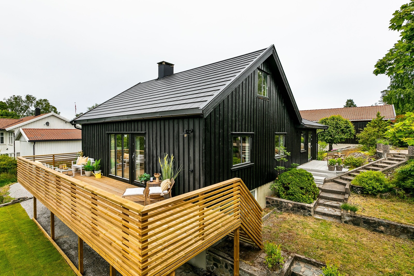 En enebolig med stor solrik veranda og egen inngang til kjelleren under verandaen. Foto: Børge Oppegård. Galleribilde