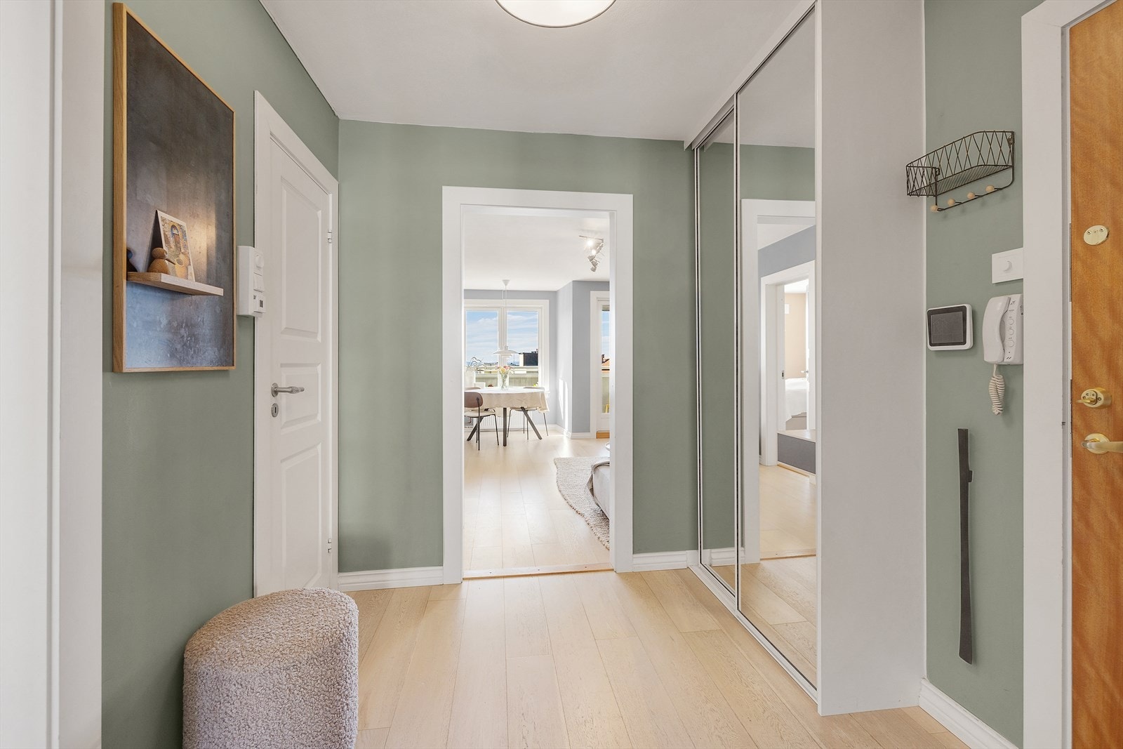 Når du kommer inn i leiligheten møter du en hyggelig og hjemmekoselig entré som er malt i lune og behagelige farger. Galleribilde
