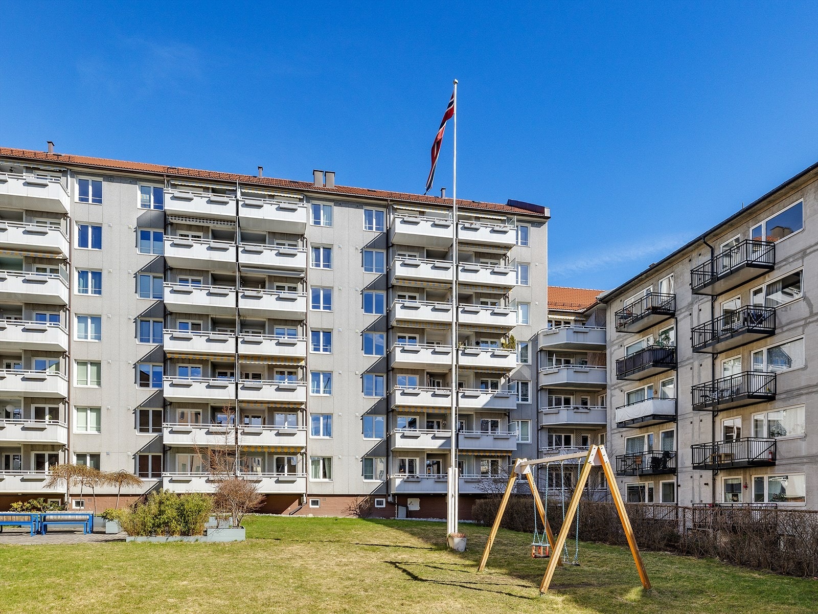 Bakgården er perfekt for de minste. Her kan de løpe fritt uten grunn til bekymringer. Galleribilde