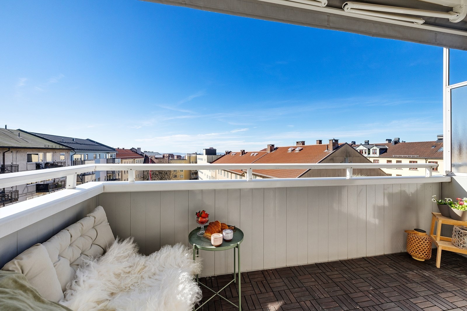 Balkongen er syd-vestvendt, så her har du rikelig med sol. Galleribilde