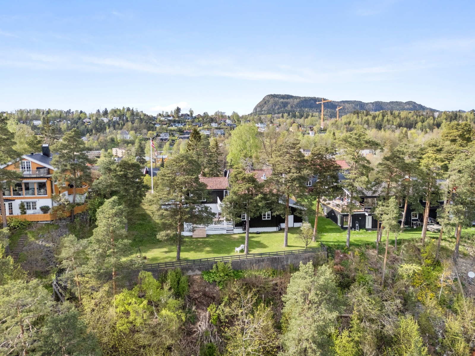 Området er et flott og naturlig utgangspunkt for hyggelige naturopplevelser. Kort avstand til turstier som bl.a. kan ta deg til Dælivann, mot Kolsåstoppen eller videre innover i Bærumsmarka med flotte tur- og treningsområder, badevann og urørt natur. Galleribilde