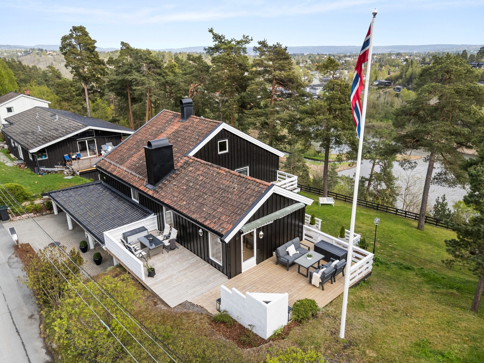 Dette er en særdeles innbydende og familievennlig enebolig over to plan, beliggende i et rolig og attraktivt område i blindvei på Blommenholm. Galleribilde