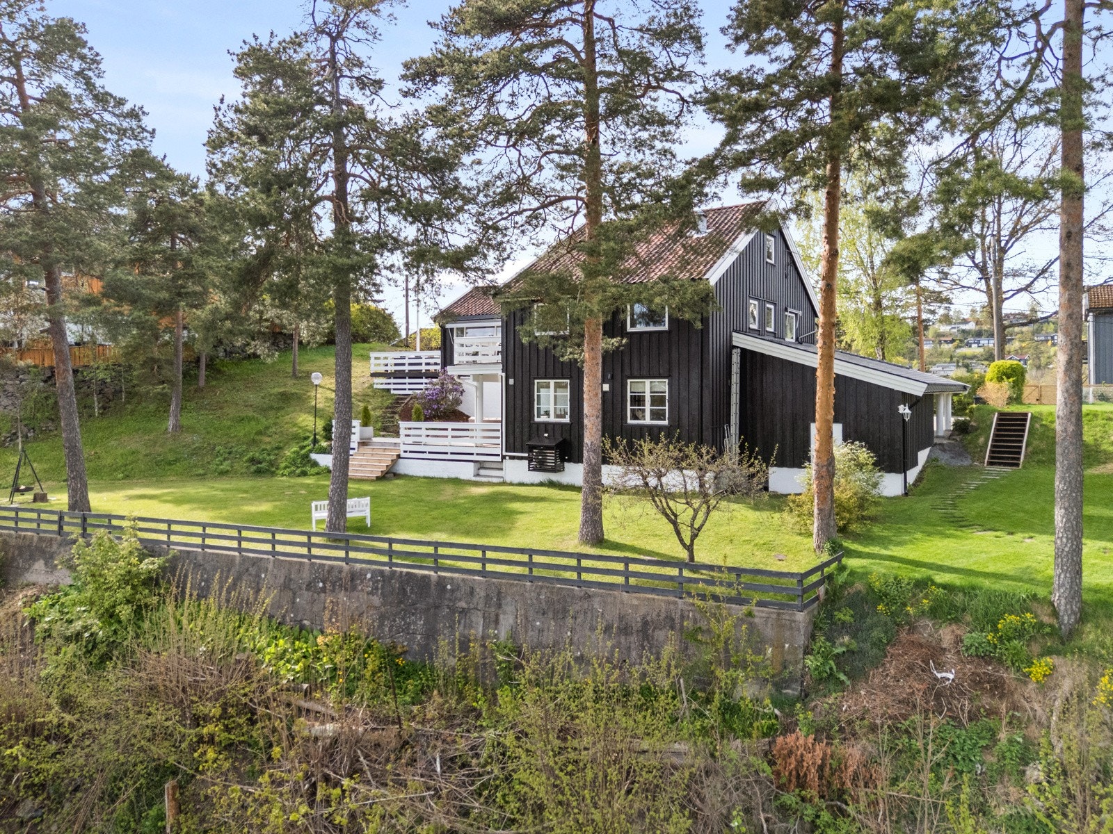 Boligens hage en pent opparbeidet med flere soner for store og små. Galleribilde