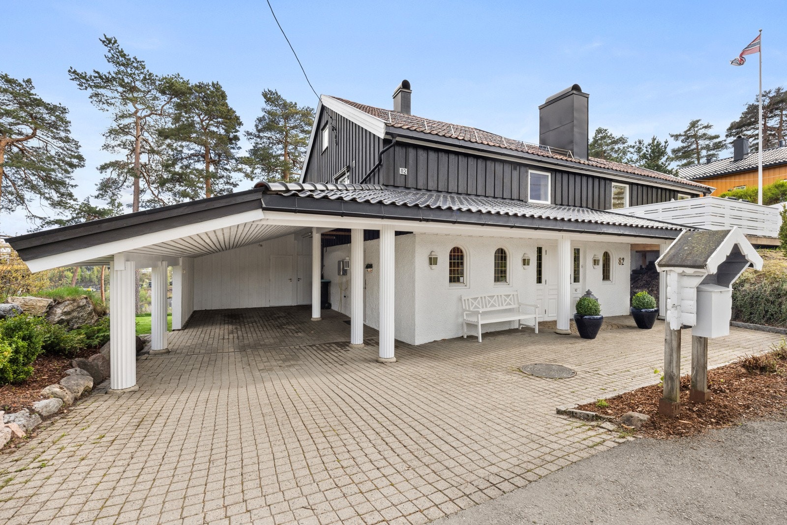 Parkering i carport eller på gårdsplass. Galleribilde