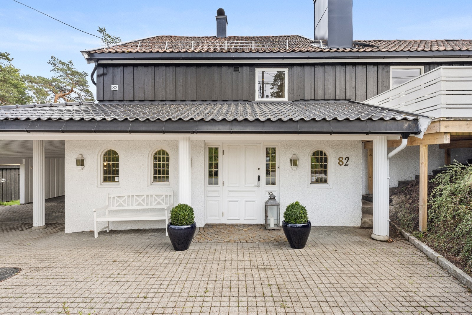 Inngangspartiet er innbydende og pent opparbeidet. Galleribilde