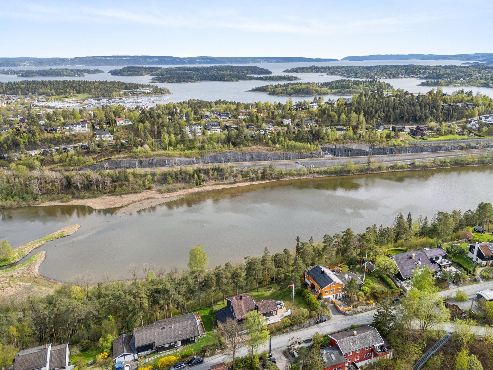 Ellers kan nærområdet by på tennisbaner, idrettsanlegg for håndball, fotball, skøytesport, flere treningssentre, Nadderudhallen med svømming og Gjønneshallen med kunstgressbane og klatrevegg. Galleribilde