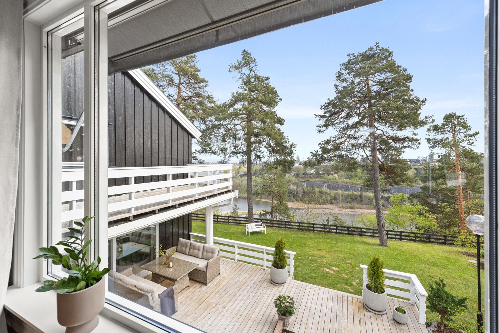Fra stuen er det utsikt ned mot terrassen og hagen. Galleribilde