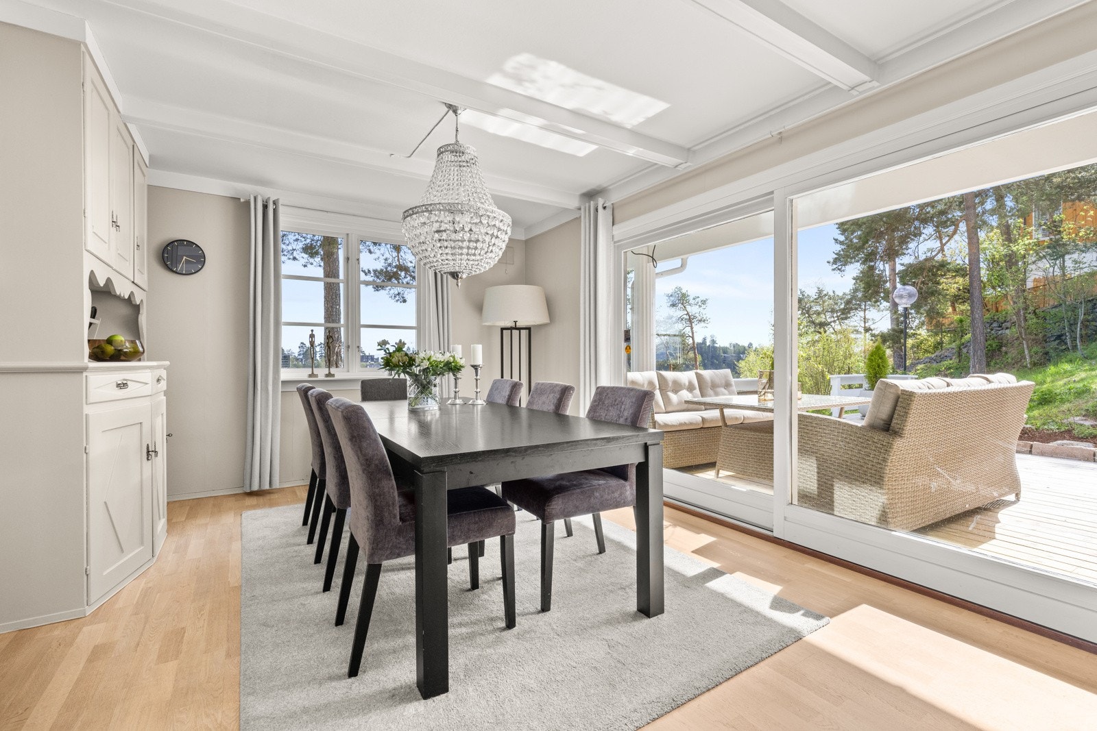 Fra spisestuen er det også utgang til en terrasse. Galleribilde