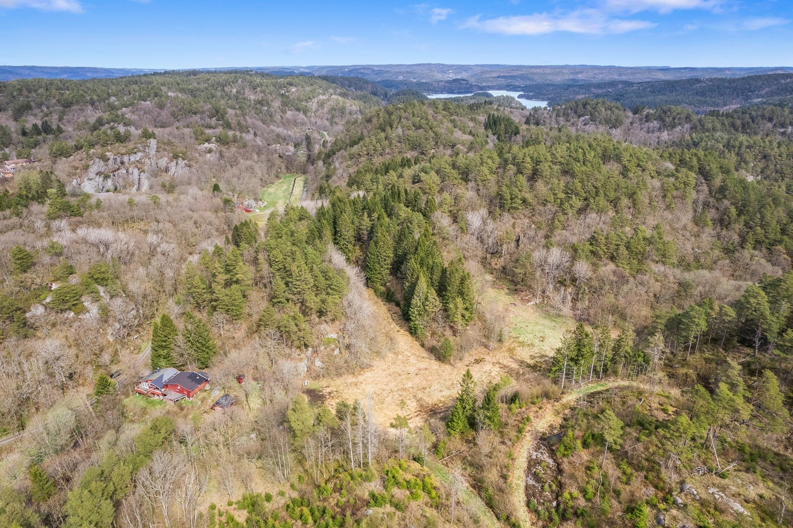 Råtomt med beliggenhet på Tofte. Tomta ligger i høyden til høyre for de røde bygningene. Galleribilde